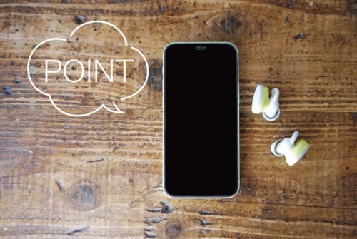 デスクの上のスマホと「POINT」の吹き出し