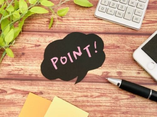 ウッドデスクの上の文房具と「POINT！」の文字