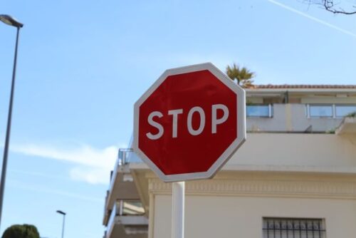 「STOP」の交通標識