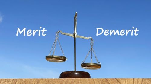 MERIT、DEMERITを天秤にかけるイメージ